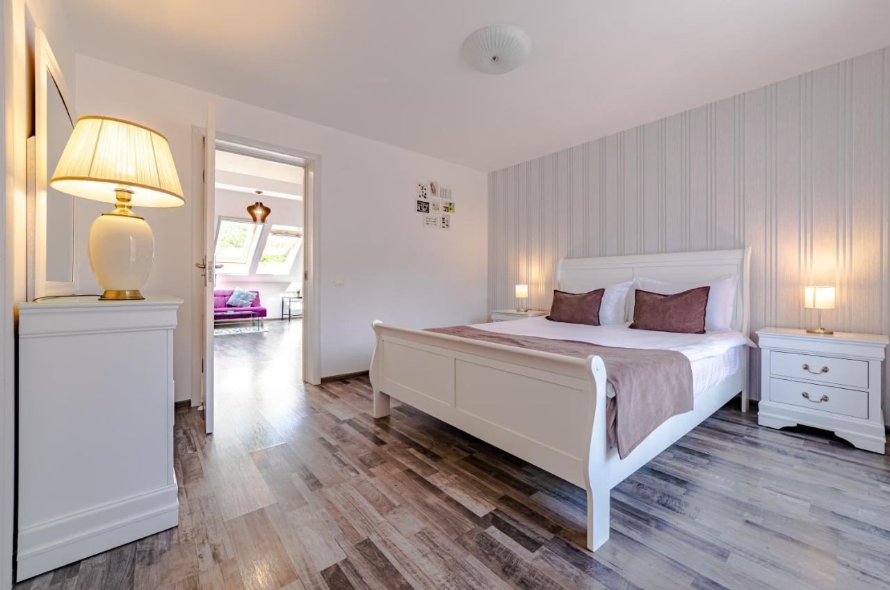 Yael Luxury Apartments 2 Буштени Экстерьер фото