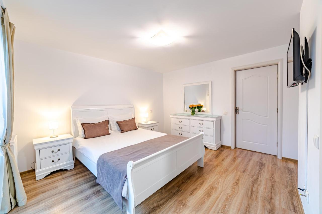Yael Luxury Apartments 2 Буштени Экстерьер фото
